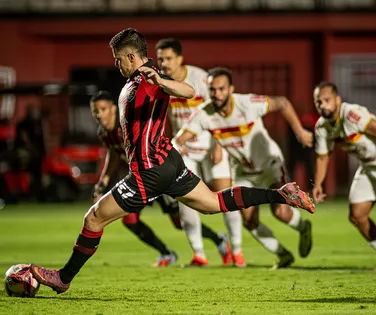 Kayzer elogia atuação em goleada e projeta Ba-Vi: "Tentar a vitória" - Imagem