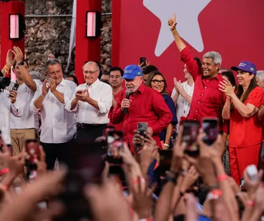 Com festa em Salvador, Lula e PT mostram força total para eleição - Imagem