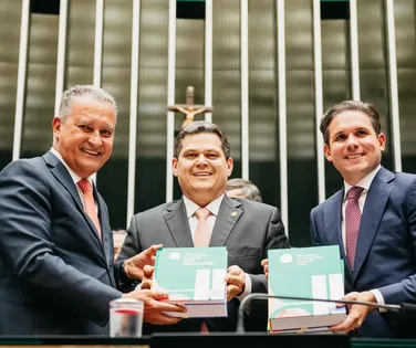 Lula reafirma compromisso com o desenvolvimento e projeta fim da escala 6x1 em 2026 - Imagem