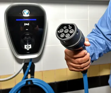 Virou lei! Carregador para veículos elétricos em condomínios se torna obrigatório - Imagem