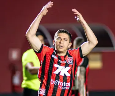 Oficial: Osvaldo renova com o Vitória e já pode entrar em campo - Imagem