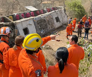 Ônibus com romeiros capota e deixa 15 mortos em Alagoas - Imagem