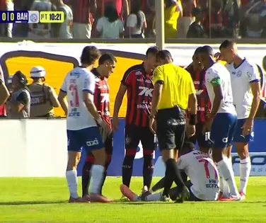 Ruan Pablo sofre entorse e deixa o campo no clássico Ba-Vi - Imagem