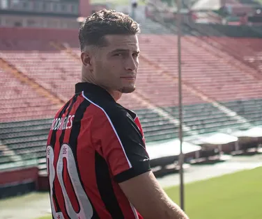 Vitória rescinde contrato com jogador europeu pouco utilizado - Imagem