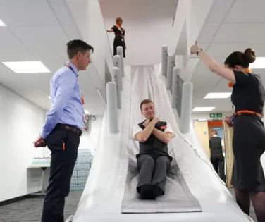 Você faria isso por R$ 150 a hora? Empresa paga para pessoas escorregarem - Imagem