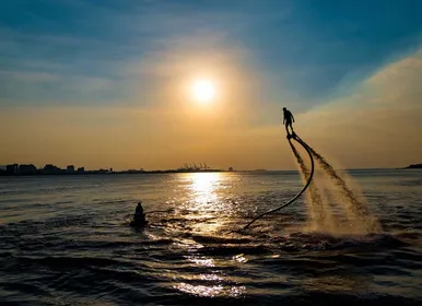 Flyboard: o esporte que faz você voar 15 metros em Salvador - Imagem