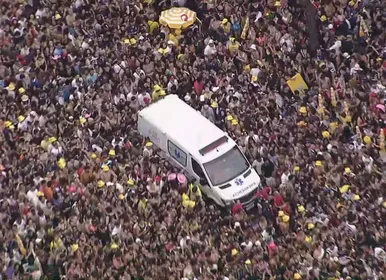 Superlotação em pré-Carnaval faz dezenas de foliões passarem mal - Imagem