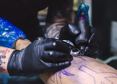 Verão pede atenção redobrada com tatuagens, alerta especialista - Imagem