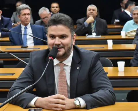 Diego Coronel celebra reeleição e presta homenagem ao pai
