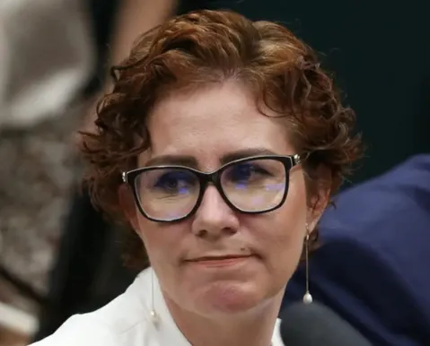 Defesa de Carla Zambelli questiona Moraes em pedido para voltar ao Brasil