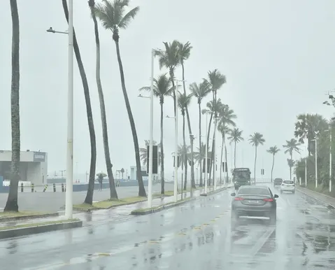 Salvador e 82 cidades na BA têm alerta de perigo por chuvas intensas