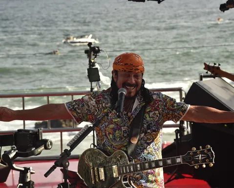 Bell Marques se revolta com atitude de folião e interrompe desfile - Imagem