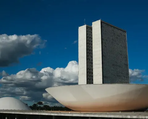Após desabamento de teto, sessão na Câmara Federal é mantida nesta quarta-feira