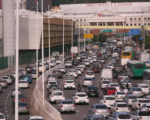Ruas sem placas: saiba o limite de velocidade que gera multa de R$ 880