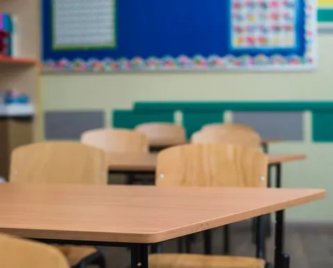 Adolescente é espancada aos sair da escola após rejeitar pedido de namoro do colega - Imagem