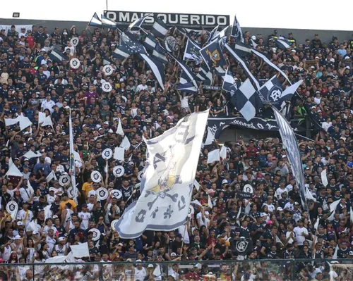 Primeiro rival do Vitória no Brasileirão avança por lateral do Grêmio - Imagem