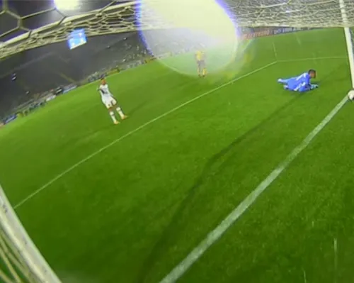 Vitória assusta Palmeiras na Copinha, mas é eliminado em jogo polêmico - Imagem