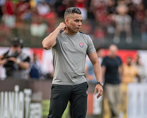 Jair defende sistema de três zagueiros vê Vitória "superior" no Ba-Vi - Imagem