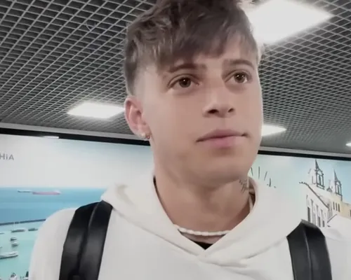 Reforço gringo do Vitória é flagrado no aeroporto: "Estou emocionado" - Imagem