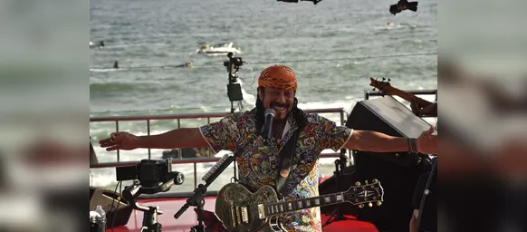 Bell Marques se revolta com atitude de folião e interrompe desfile - Imagem