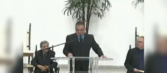 Pastor causa revolta ao admitir agressão contra o filho em culto - Imagem