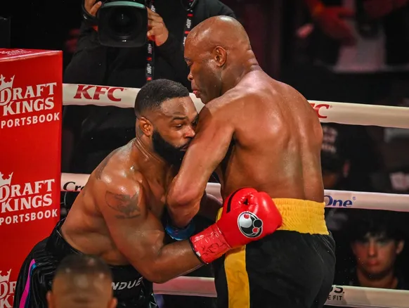 Anderson Silva nocauteia Tyron Woodley em Miami - Imagem