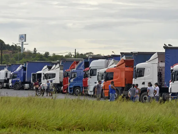 Caminhoneiros desistem de greve e elogiam Lula após MP sobre frete - Imagem