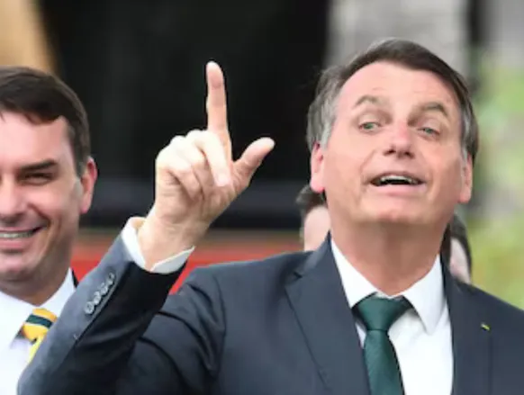 Mesmo preso, Bolsonaro terá direito a assessores, carros e segurança - Imagem