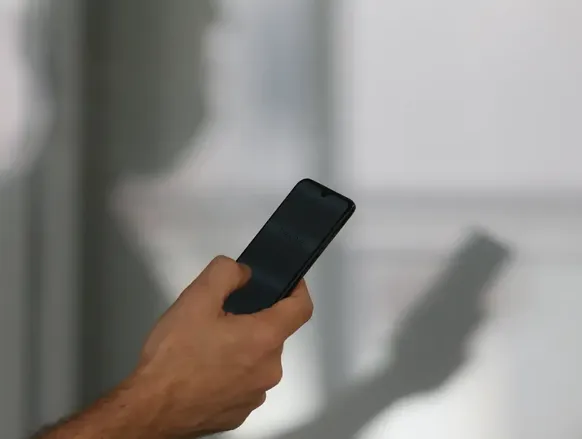 Em meio a crise, celulares podem ter grande queda no desempenho - Imagem