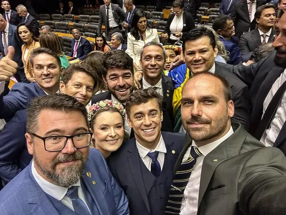 Pedido por prisão domiciliar de Bolsonaro tem apoio de 145 deputados - Imagem