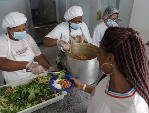Alimentação escolar da Bahia viraliza na web: "um banquete" - Imagem