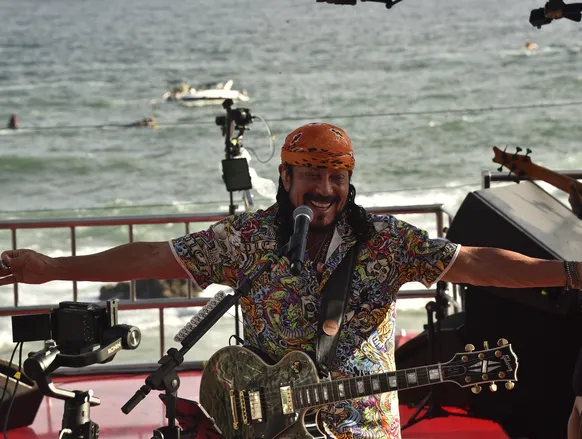 Bell Marques se revolta com atitude de folião e interrompe desfile - Imagem