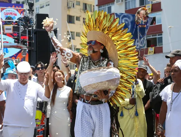 “Minhas músicas não são de murro no olho”, rebate Carlinhos Brown - Imagem