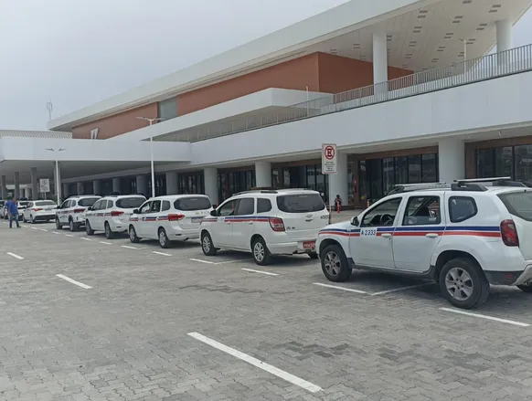 Taxistas têm vagas duplicadas no desembarque da nova Rodoviária de Salvador - Imagem