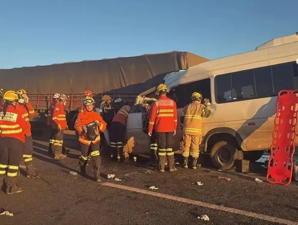 Tragédia na BR-020: van da Bahia bate em caminhão e deixa 5 mortos - Imagem