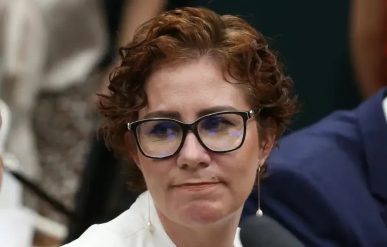 Defesa de Carla Zambelli questiona Moraes em pedido para voltar ao Brasil