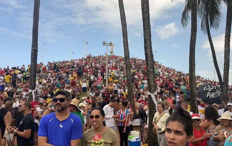 Ato na Barra reúne milhares em protesto contra PL que reduz pena de Bolsonaro - Imagem