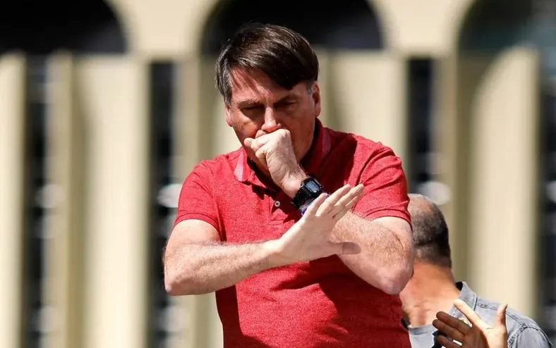 Bolsonaro passa por nova cirurgia após volta de soluços - Imagem