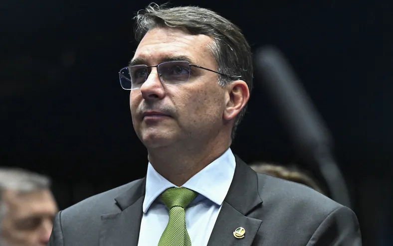Flávio Bolsonaro nega atrito e reforça aliança com Tarcísio e Michelle - Imagem