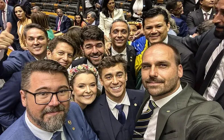 Pedido por prisão domiciliar de Bolsonaro tem apoio de 145 deputados - Imagem