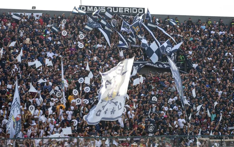 Primeiro rival do Vitória no Brasileirão avança por lateral do Grêmio - Imagem