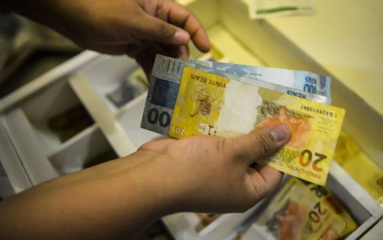 Trabalhadores recebem aviso do governo sobre desconto no salário - Imagem