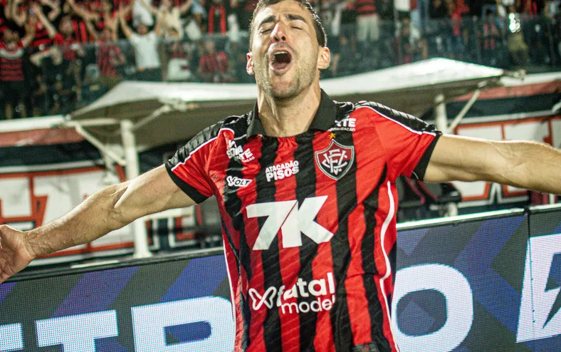 Vitoria oficializa saída de Raúl Cáceres: "Um dos nossos" - Imagem