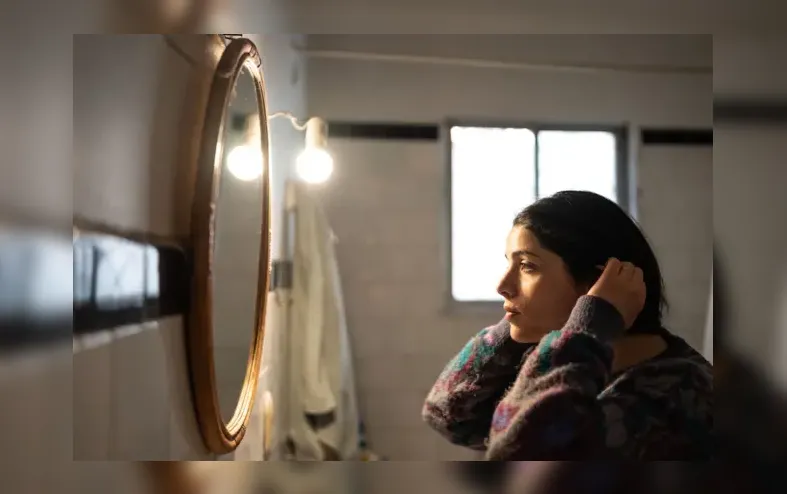 IA chega nos espelhos e muda autopercepção de pessoas cegas; entenda - Imagem