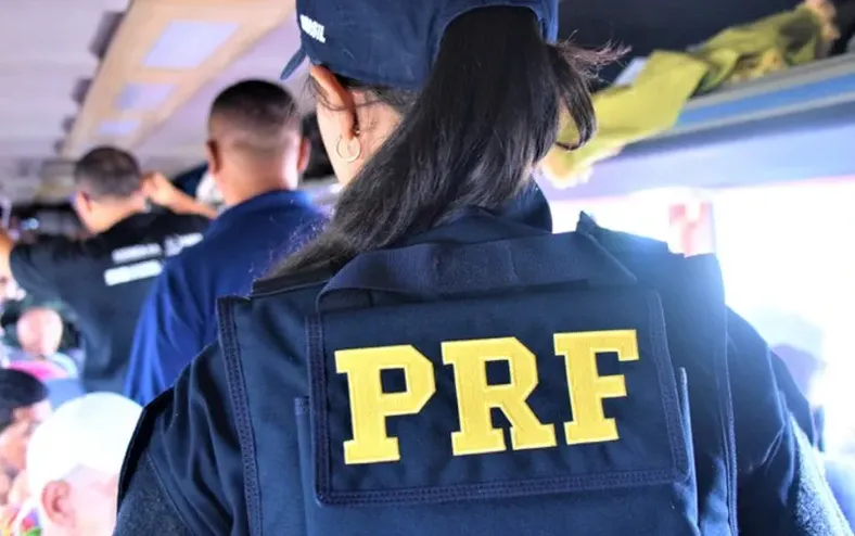 Procurado por matar a mãe na Bahia é preso em ônibus durante fiscalização - Imagem