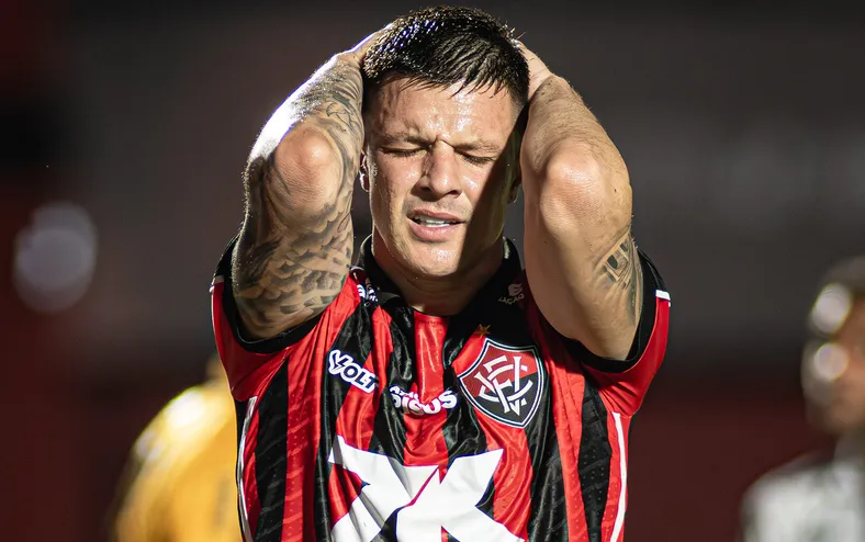 No DM: Renato Kayzer sofre lesão e vira desfalque no Vitória - Imagem