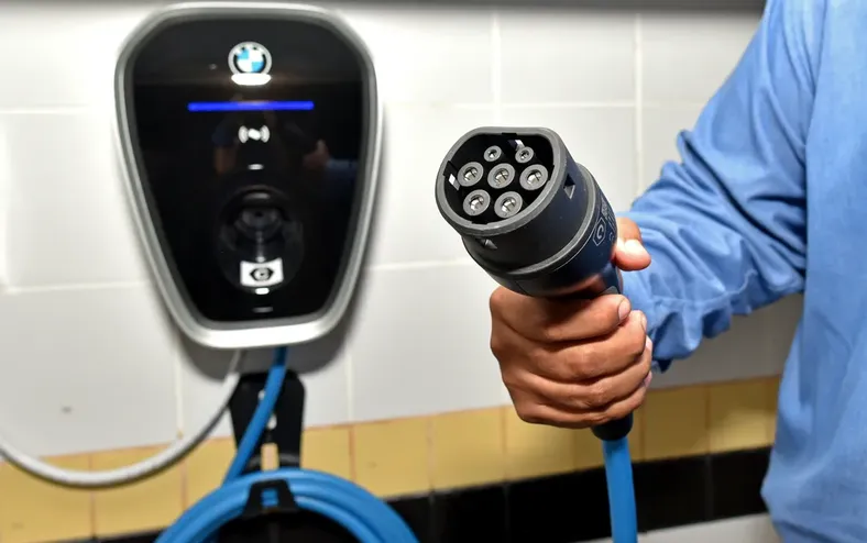 Virou lei! Carregador para veículos elétricos em condomínios se torna obrigatório - Imagem