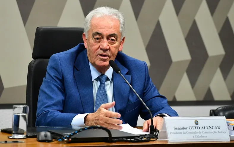 Otto Alencar se desentende com senador durante análise de PEC - Imagem