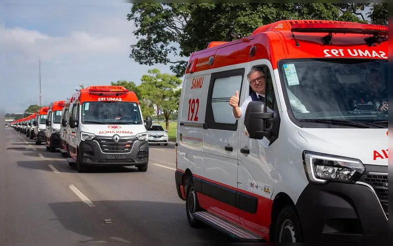 Padilha visita fábrica que customiza veículos para o SAMU em Lauro - Imagem