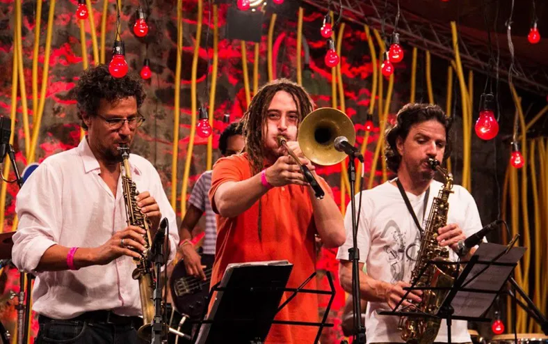 Praia do Forte recebe 4 dias de jazz grátis com blues ao pôr do sol - Imagem